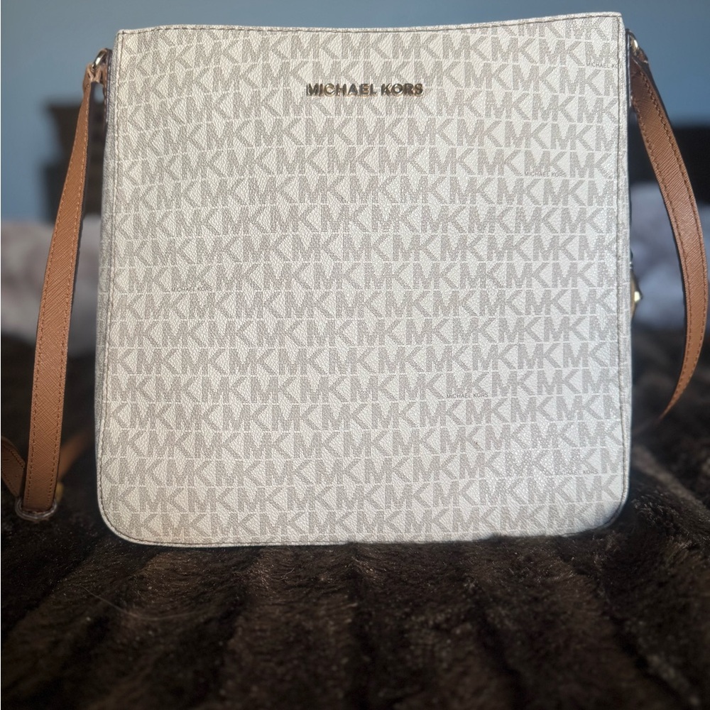 Michale Kors Jet Set Crossbody in Vanilla Signature